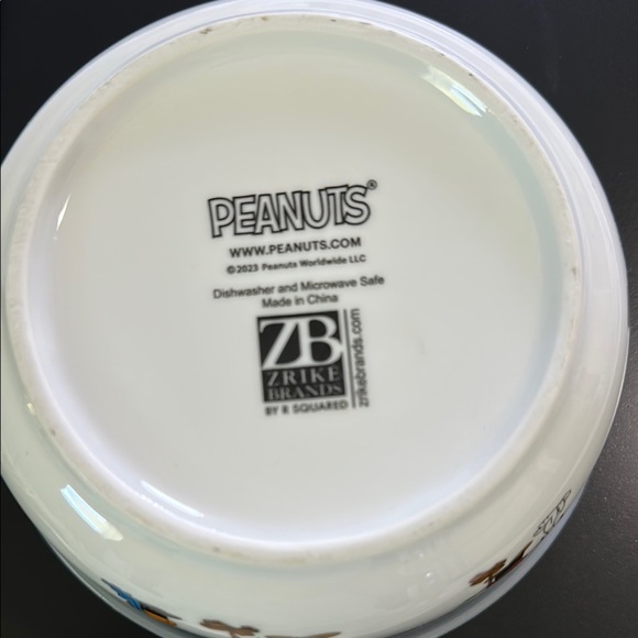 Peanuts Christmas Bowl with‎ Lid - Picture 4 of 6